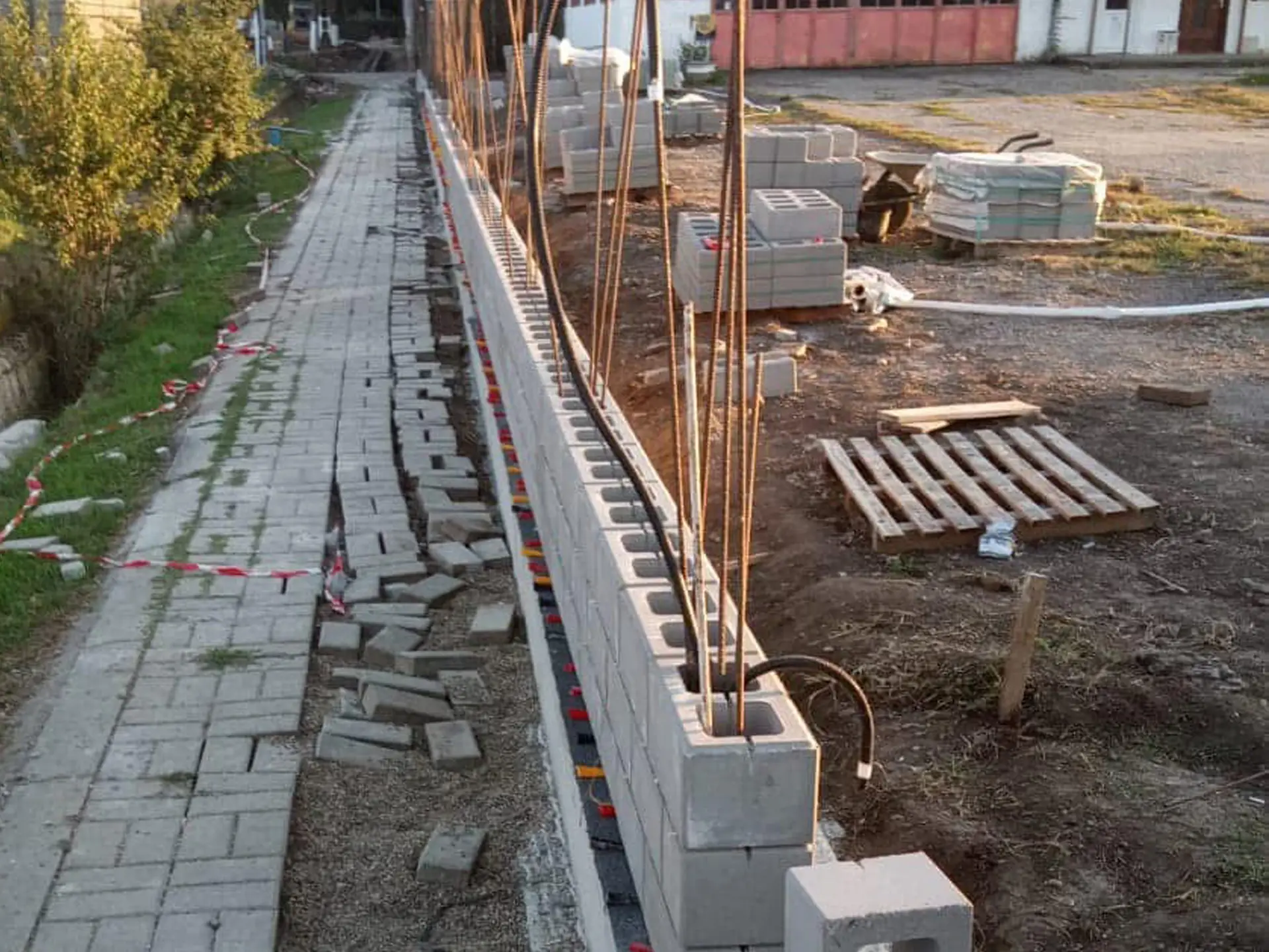 Vasalt sávalap betonozása kerítés kivitelezés alatt