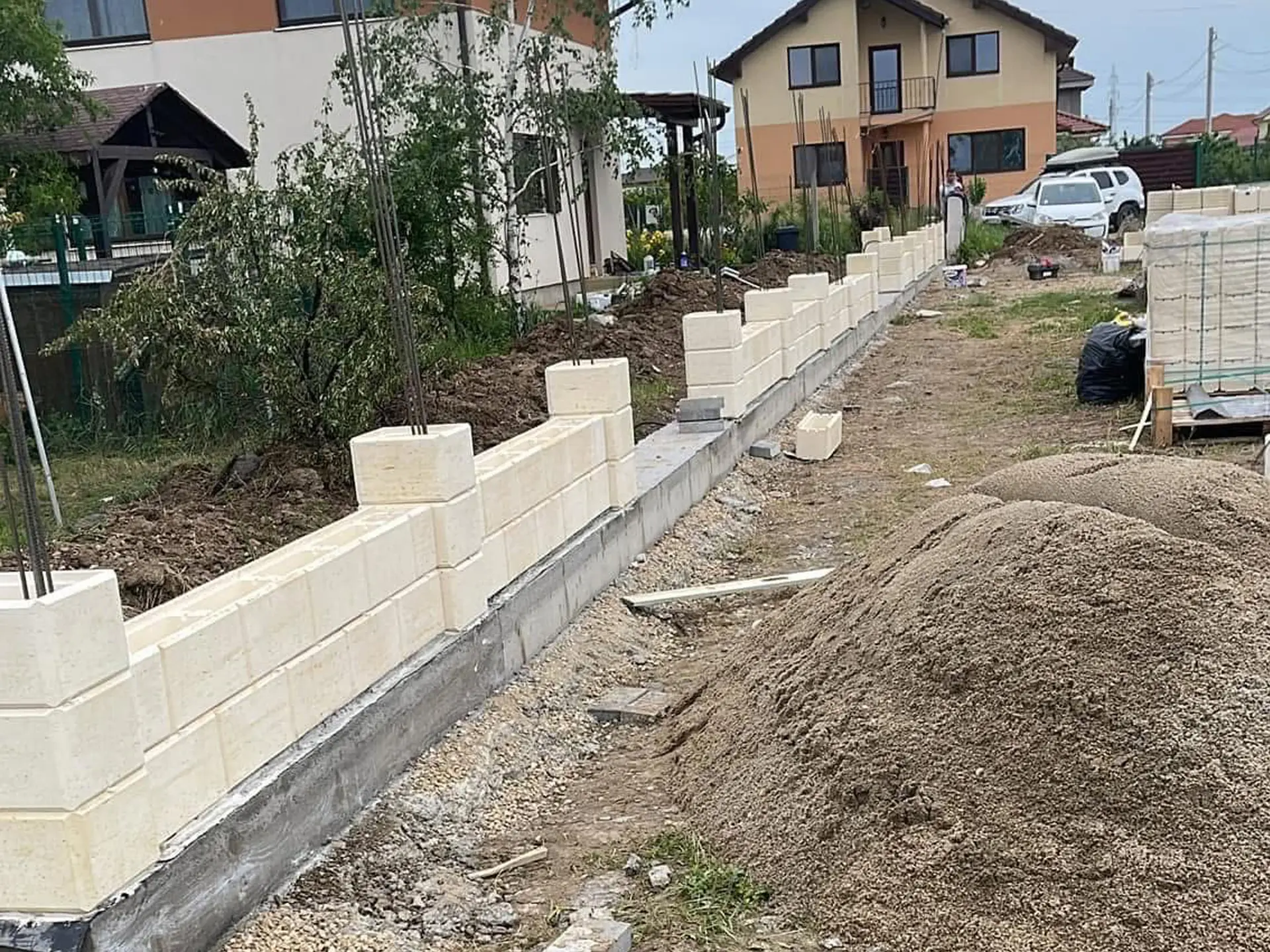 Kerítés vasalt sávalap betonozása fa zsaluzással