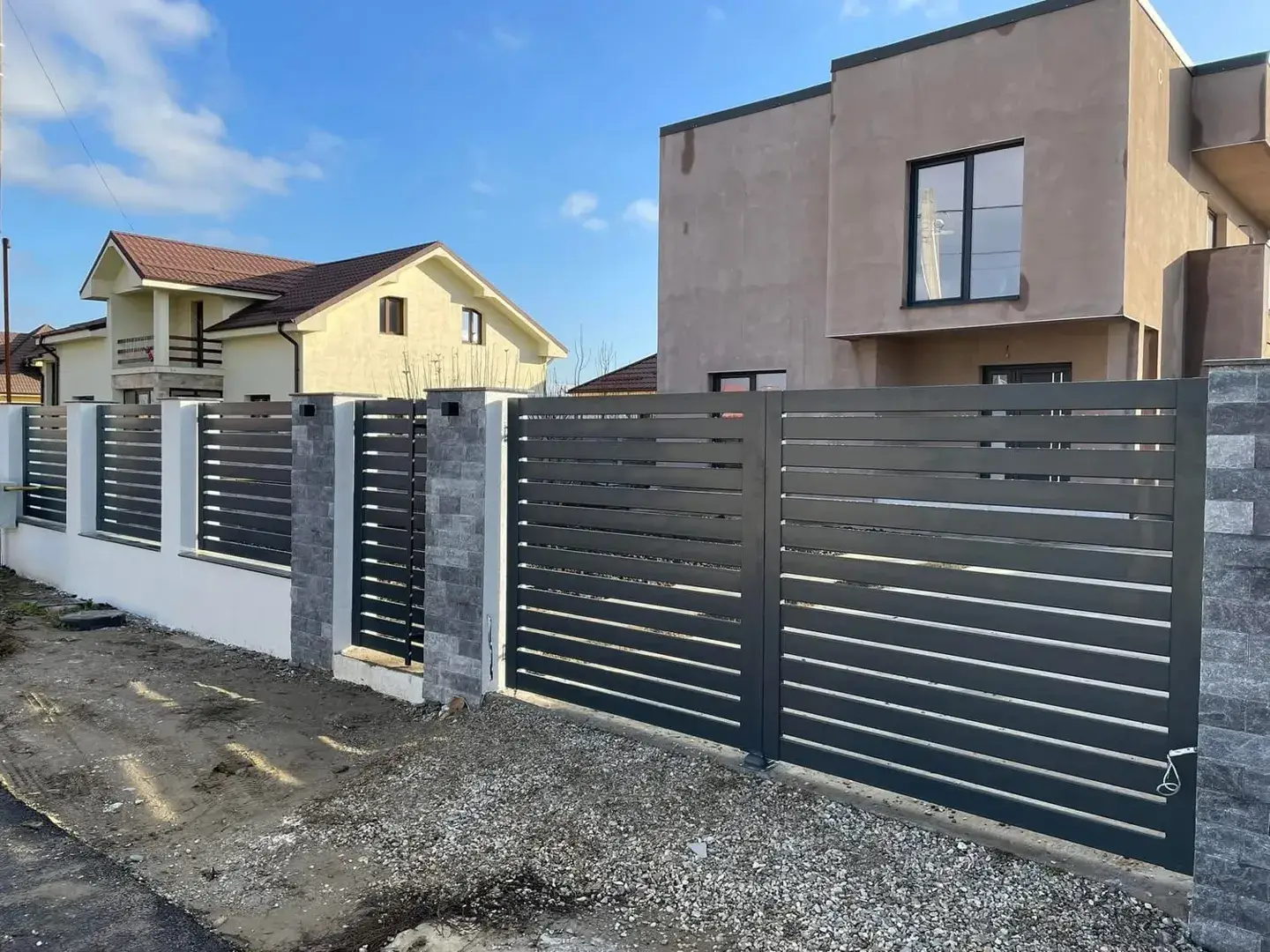 Klinker pillérek építése, vasalás látható a folyamat közben