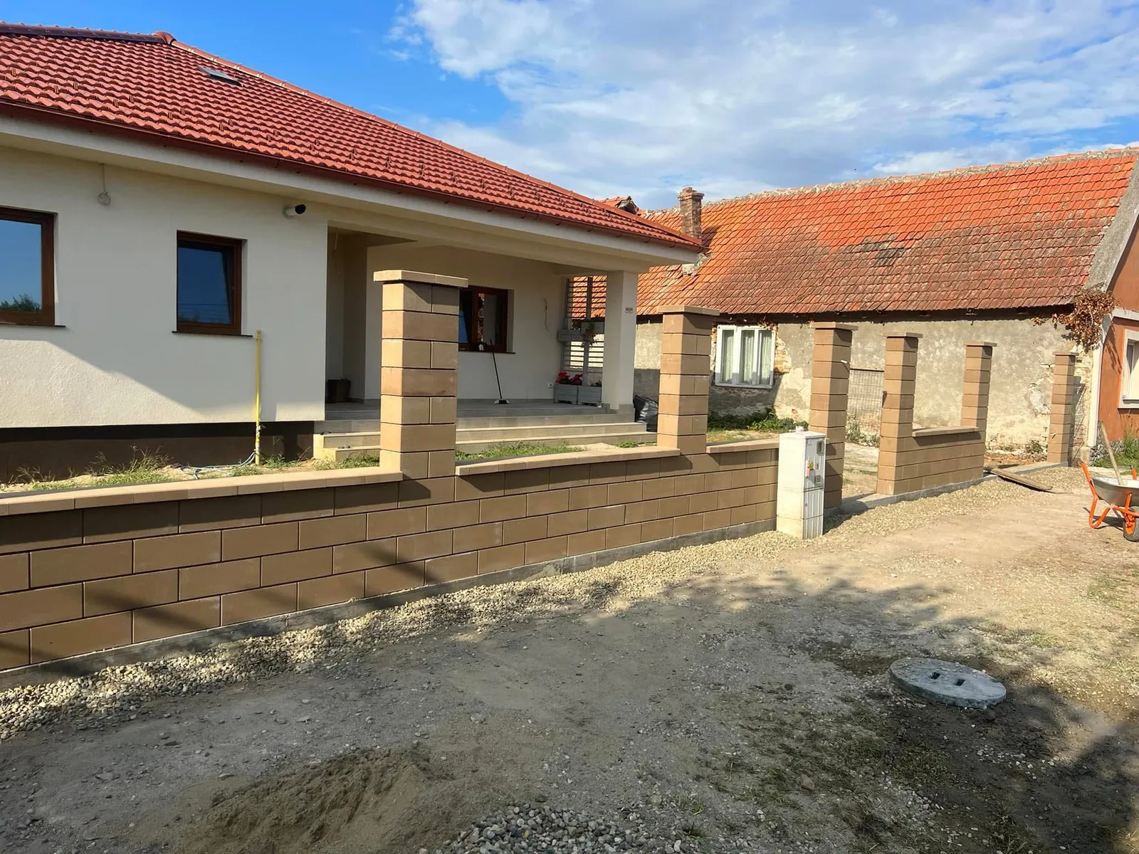 Tégla és kő kerítés – A klinkertégla és terméskő kerítés a leghosszabb élettartamú