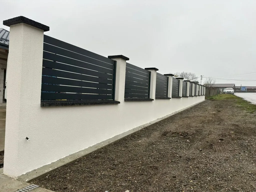 Vakolt beton lábazat és pillérek – részlet